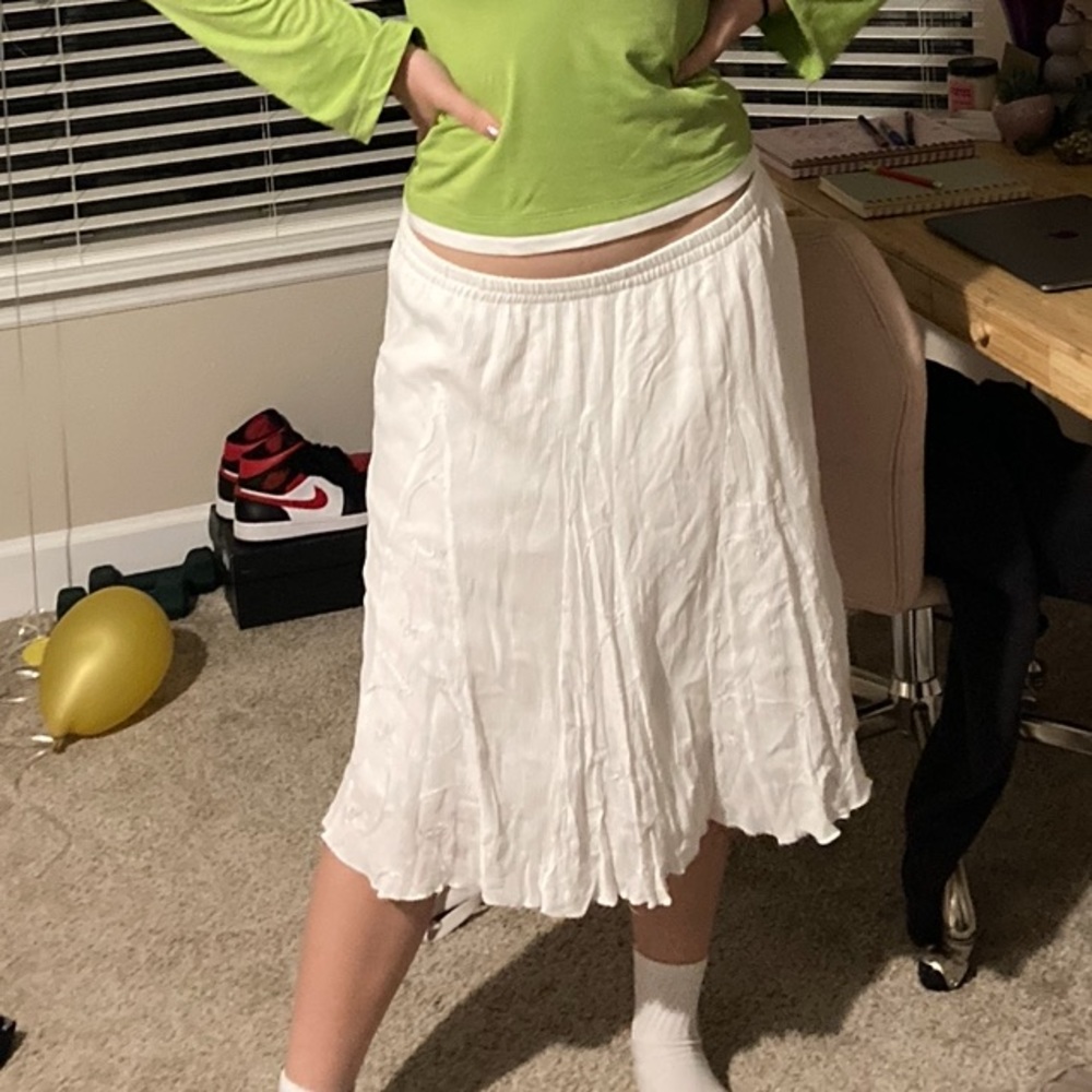 White midi length skirt, extra large but fits low waisted on a medium or large